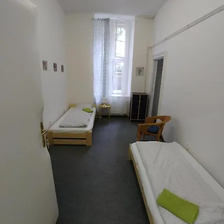 Apatrhostel Brno Hostel *